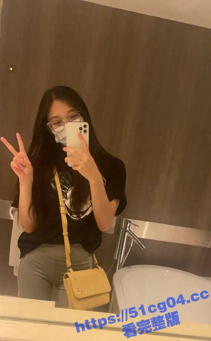 上海外国语大学大三妹子 曹未薇 抓着男友鸡巴就是一顿吸 曾经追求刺激客串过站街女 当天就接了十二个客! 图3