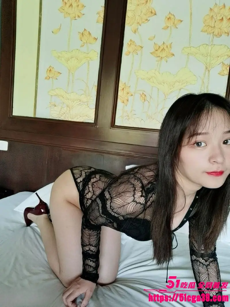 超高颜值美女私拍口交视图流出 丰满美胸呼之欲出 樱唇紧裹肉棒深喉到根 尽显反差魅力！ 图5