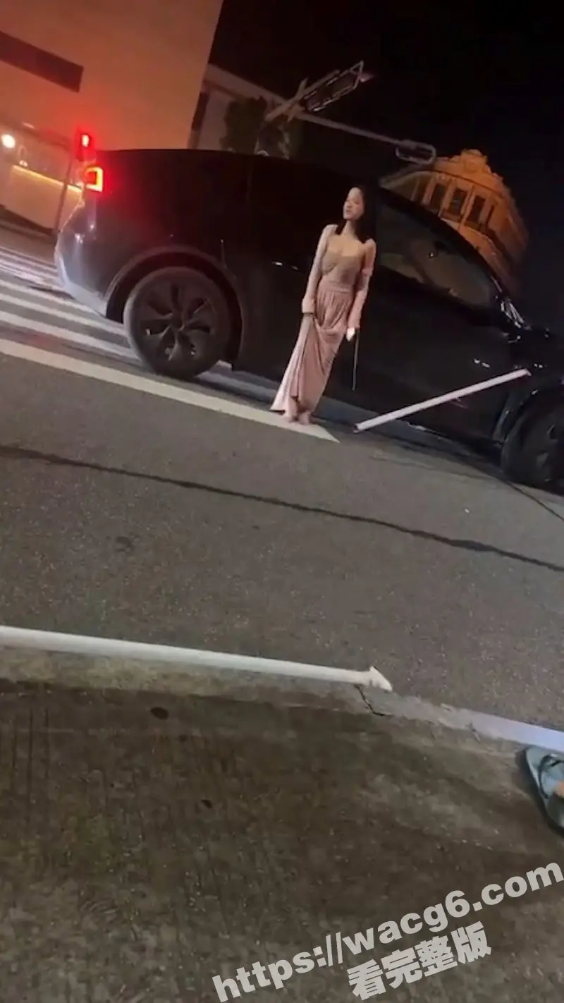 广东小仙女怒撞防护栏情绪失控 怒怼围观群众 如果我不锁死 要把你们全部撞死！ 图4