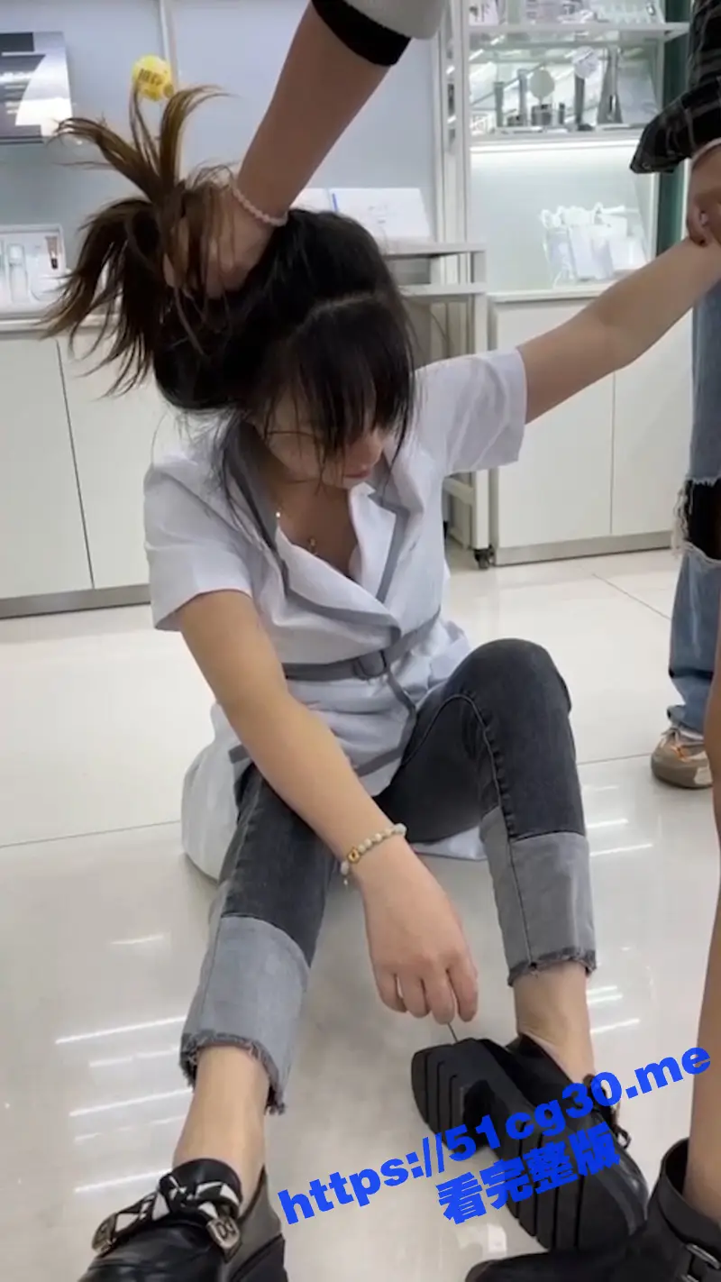 化妆品专卖店的小三被打 扒衣服奶子都露出来了 太暴力了! 图1