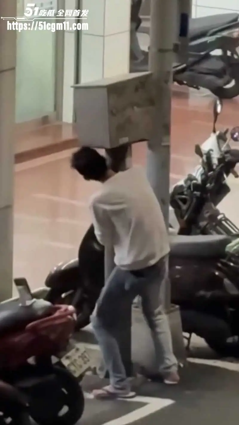 性压抑精神小伙 路边狂日电线杆 还发出怪异淫叫 奇葩画面直击笑点 这哥们儿到底憋了多少? 图2