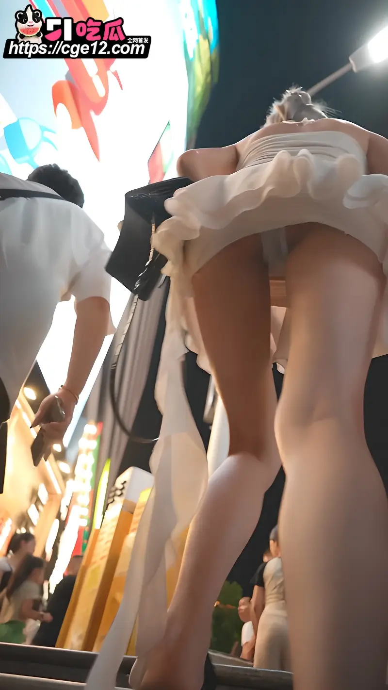 街头抄底系列 商场偷拍各种小姐姐裙底风光 内裤勒逼肉臀乱晃 画面香艳直咽口水！ 图5