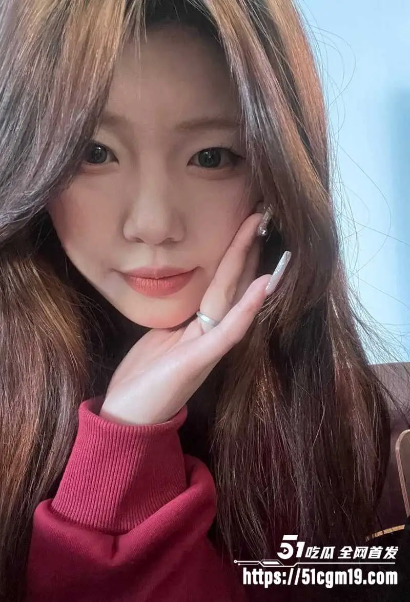 济南纯美学妹 郑悦琪 扮淫荡新娘侍主 情趣婚纱披身玩开档无套 娇媚深喉羞耻反差! 图1