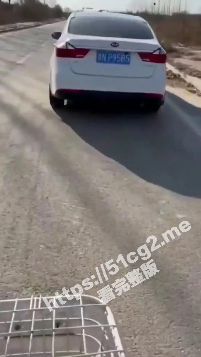 贴着玻璃偷拍人家车震 会不会被打啊 图1