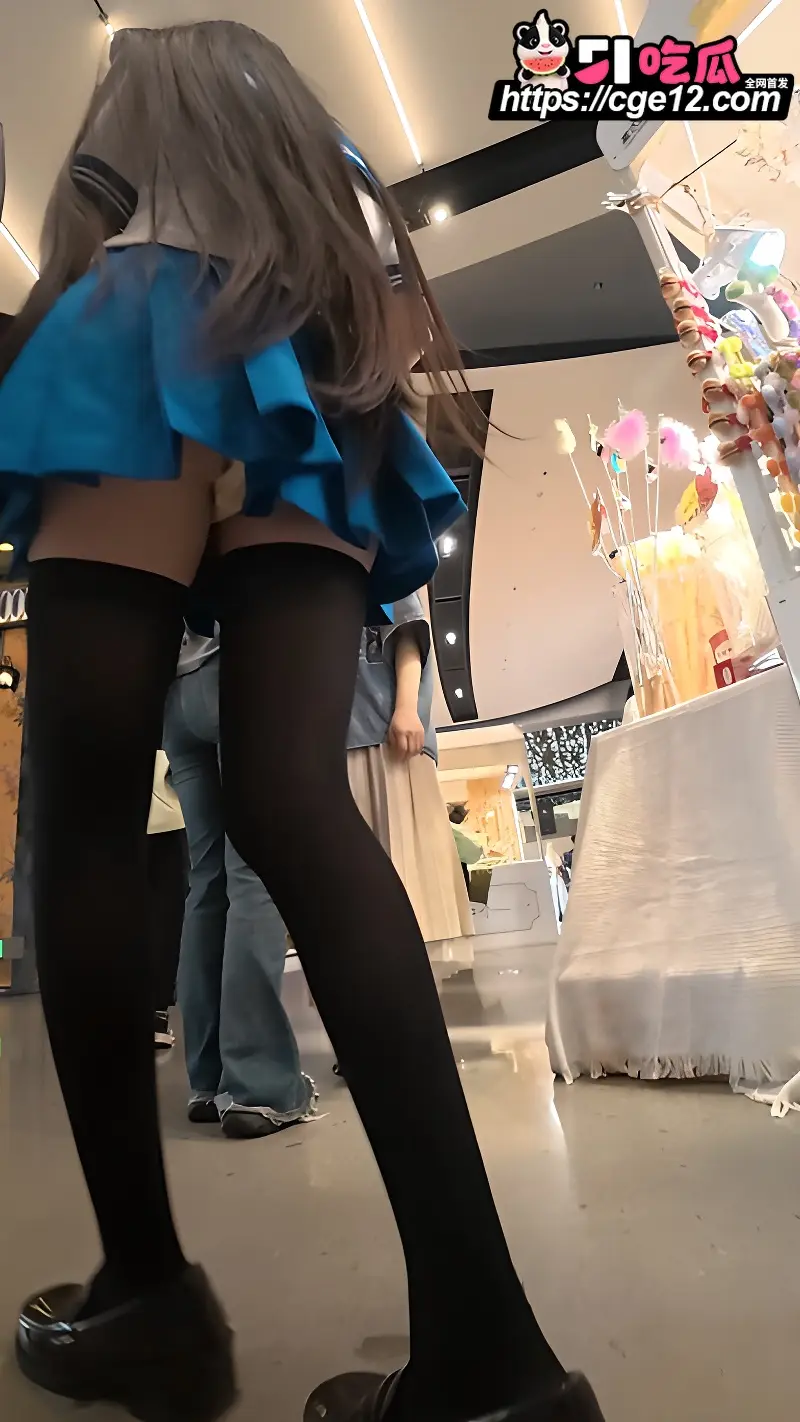 顶点大师 街拍极限抄底 美女裙底私密风光全拍下 画面香艳到直接口干舌燥! 图3
