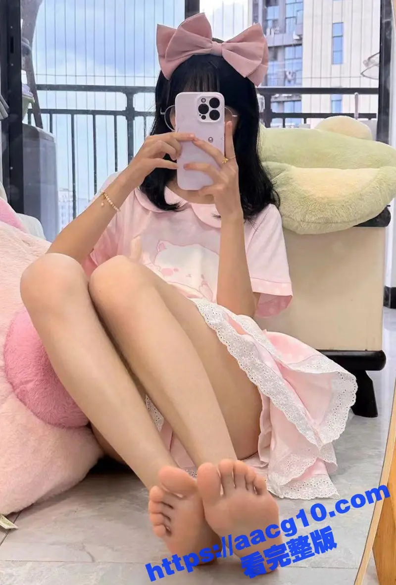 抖音网红萝莉萌梨梨 露脸定制合集 洛丽塔短裙白丝秀玉足 粉嫩小穴掰开手指抽插 真是极品! 图3