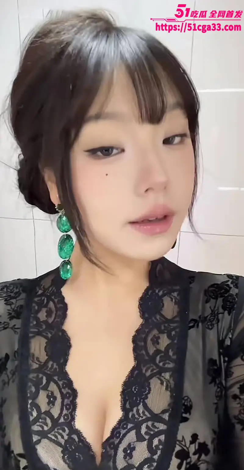 抖音网红 一路发发发发发 做爱视频流出 极品身材被土豪花式调教 各种操逼体位层出不穷! 图7