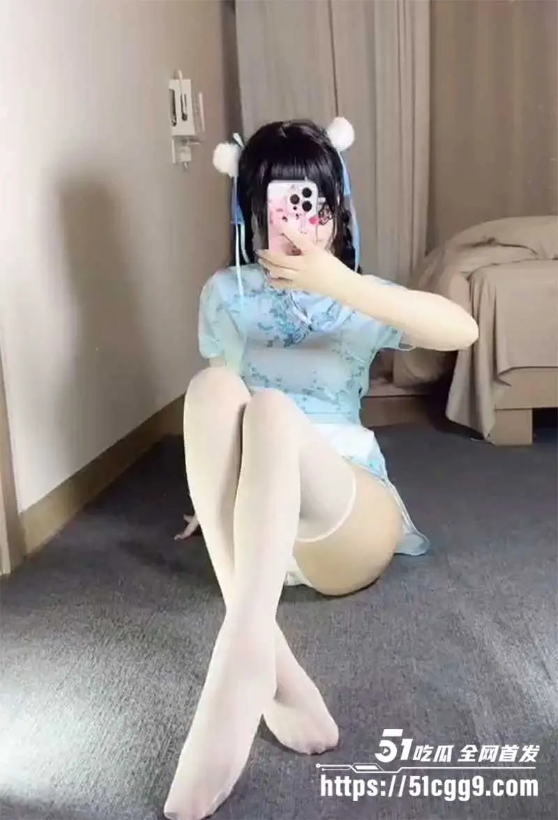 甜美少女 不要凶小乖 化身白丝中华小厨娘 酒店地毯开骚狂舞 俏萌内裤紧勒饱满嫩穴 纯欲炸裂撩翻全网！ 图1