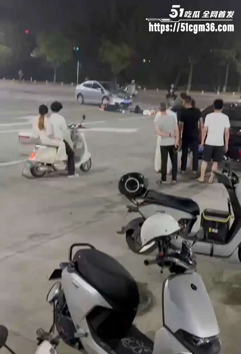 福建安溪县万达广场惊现情杀 老婆跟情夫幽会 被丈夫砍杀当街毙命 图7
