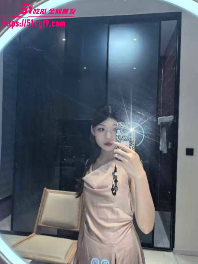 河北大学 情侣性爱私拍泄漏 学妹身穿多套制服被抬腿狂干 全程露脸表情超淫荡! 图2