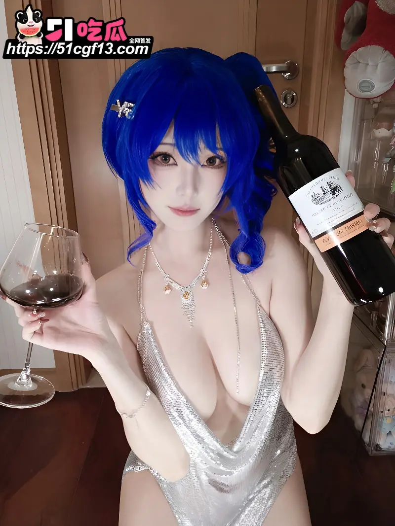 推特巨乳女神 蜜汁猫裘 圣路易斯礼服诱惑 搔首弄姿诱惑摆拍 巨乳半遮半掩挑逗十足! 图3