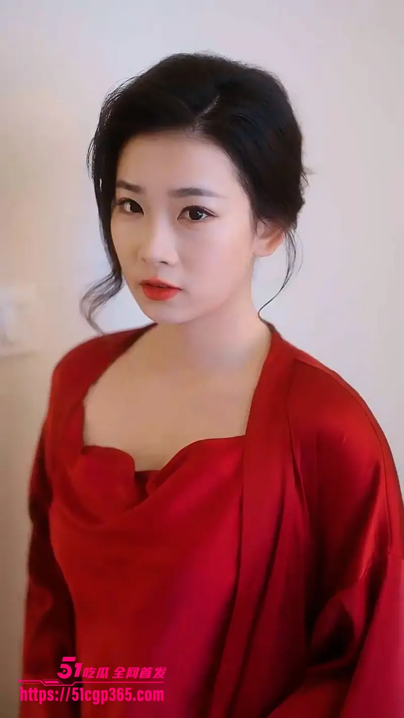 擦边短剧《步步沦陷》父母查岗他拉来院长夫人当挡箭牌 没想到却假戏真做! 图2