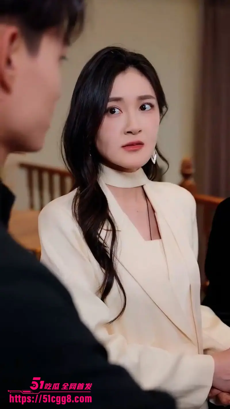 擦边短剧《我无敌下山玄冰灵体老婆爱上我》神医下山遇艳遇！英雄救美同船一夜 女神醒后逼婚：我馋你身子了！ 图1