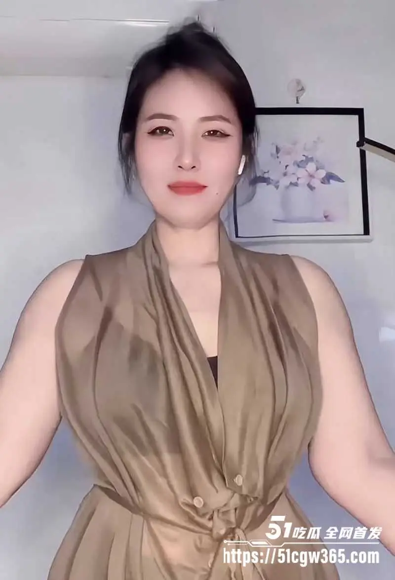 丰腴熟女网红 二娘肚皮舞 私定裸聊比基尼骚舞 掰淫穴露湿滑肉壁 肆意揉弄小穴 绽放致命诱惑! 图5