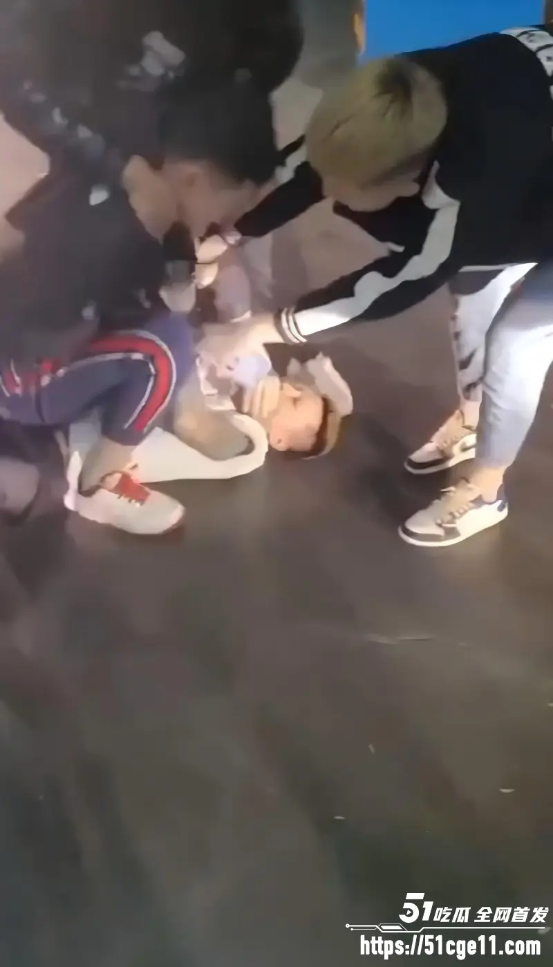 精神小伙不自量力 地下车库挑衅 被一脚踹飞三米 围观群众笑出声！ 图5