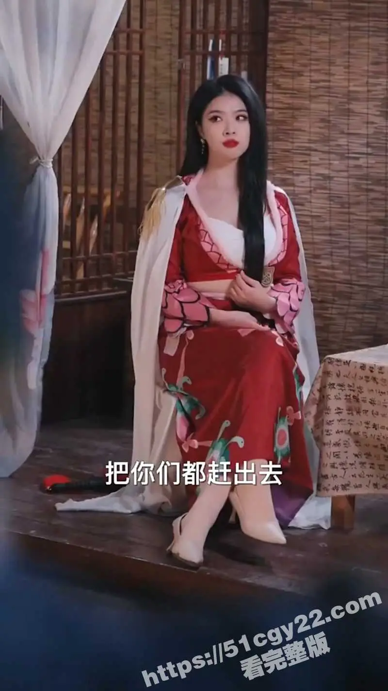 每日短剧《我的房东是个高手》 八号房房东靠收租为生 没想到房子竟是修炼宝地 租客个个都是顶尖高手! 图4