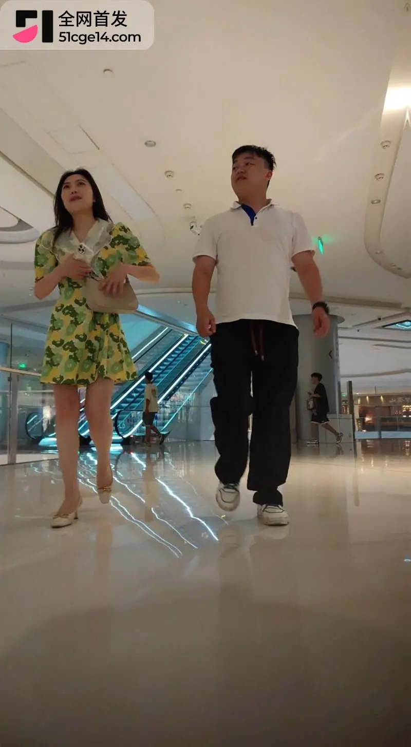 顶点大师 逛街抄底多位御姐 低角度抓拍裙下风光 性感窄内圆润肥臀一览无余! 图1