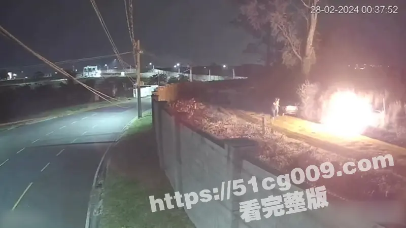 巴西一伙黑帮把敌对帮派份子拉到野外倒上汽油烧死 全身被烧成黑炭 死相惨烈 目不忍睹 慎入! 图1