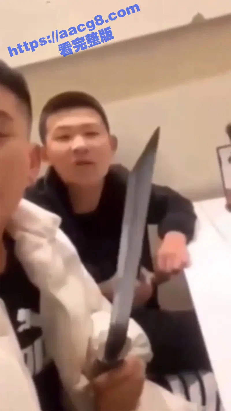 震惊！哈尔滨五常二中 惊现校园霸凌 几名辍学闲散人员 持刀威胁学生 当街堵人直接下手砍 图1