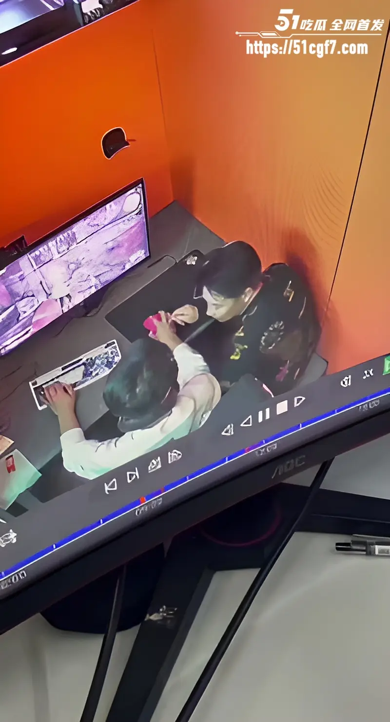 网吧包间上演猎奇一幕 双gay欲火难耐沙发口交 监控视频流出炸裂至极 图1