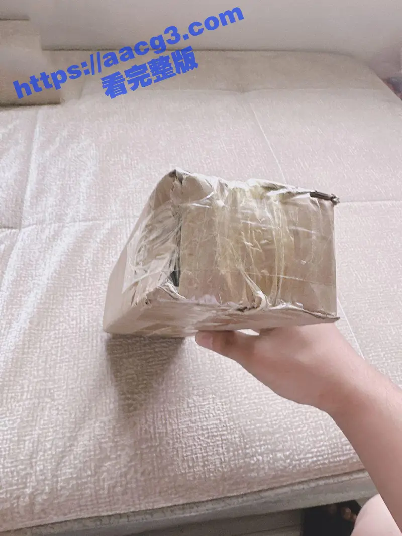 妹妹竟然偷偷买按摩棒自慰 而且自慰时竟然不锁门 这下可让偷窥到全过程的哥哥抓到把柄了 图2