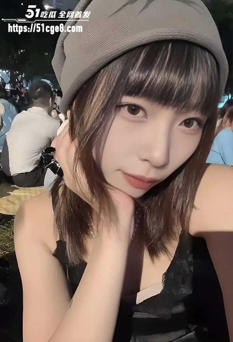 台湾中山大学学姐 雅婷 性爱私拍 白虎尤物全程露脸 跪舔骑乘大奶狂摇 图2
