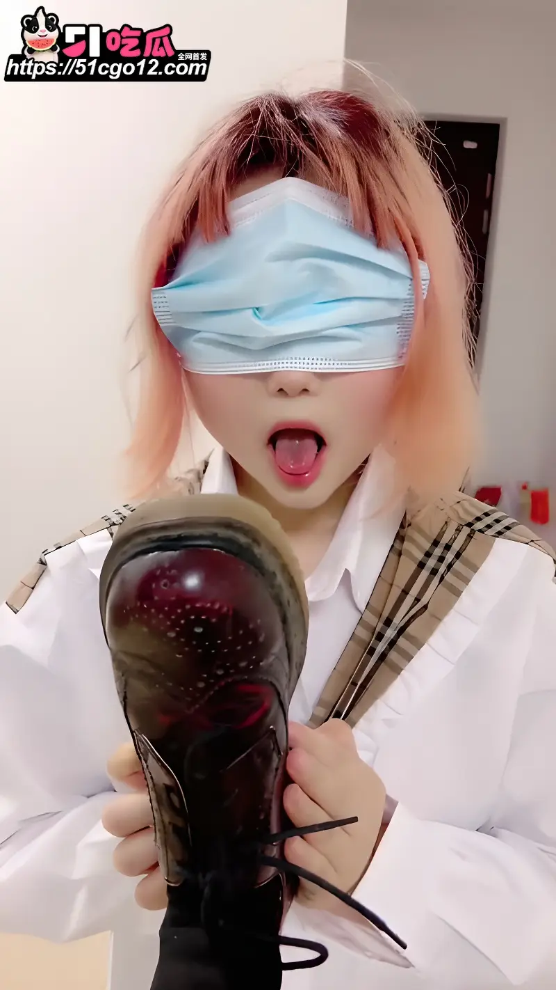 重口猎奇女王 桃子S 调教母畜闺蜜 扇巴掌谩骂羞辱 头套丝袜舔鞋喝尿花样百出 图2