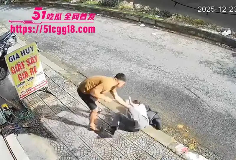 越南惊现血腥杀神！男子当街狂刺女子数十刀 头颈喷血倒地挣扎 现场手刃渣女 监控视频曝出！ 图1