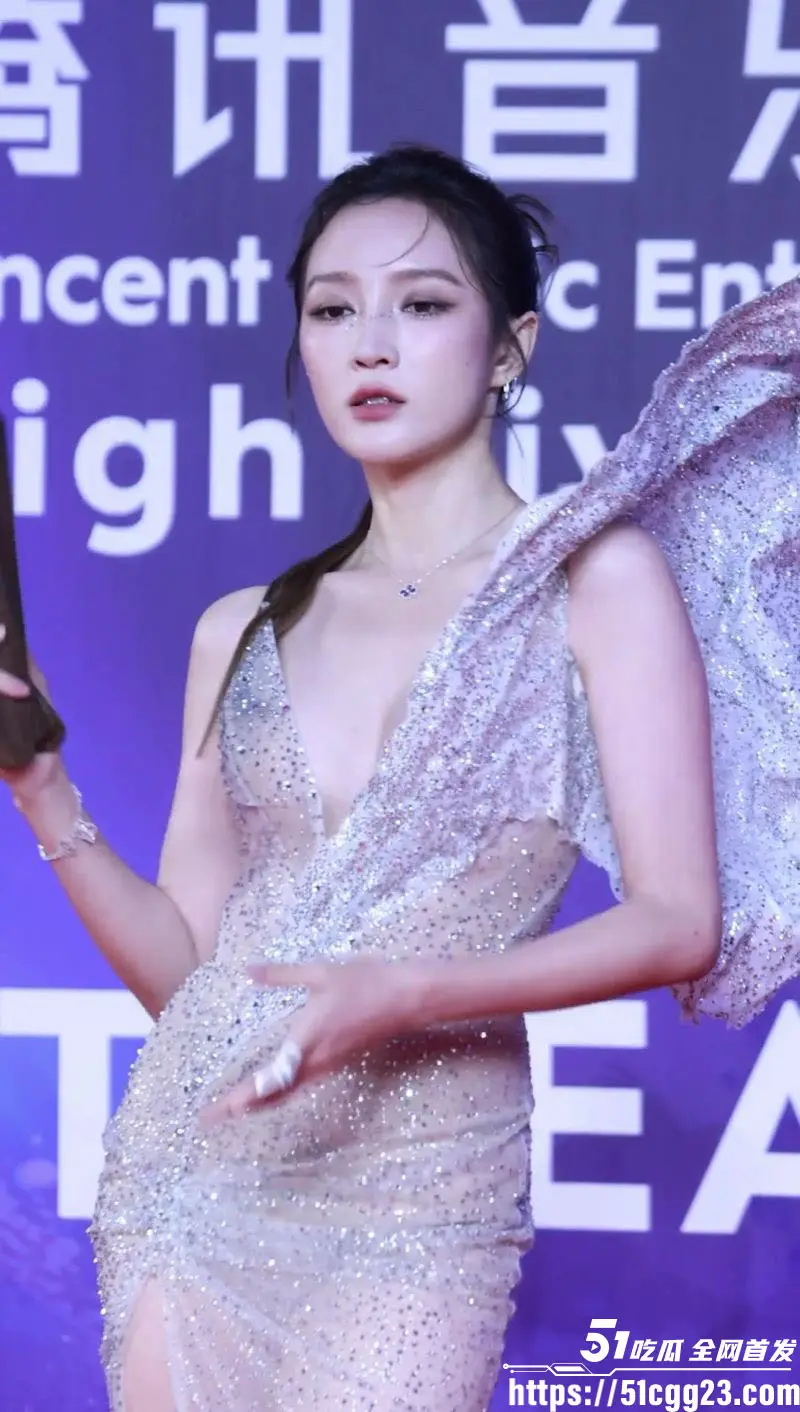 娱乐圈唱跳女神 孟佳 真空直播擦边!赵露思走光爆火后跟风在家开播 奶头若隐若现撩人欲火 明星擦边赛道新女王! 图3