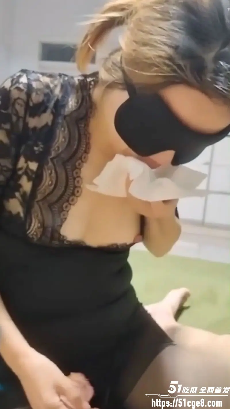 海角大神老赖要做大网黄 调教黑丝情趣制服骚妈 拉开丁字裤插的骚妈白浆狂流! 图6