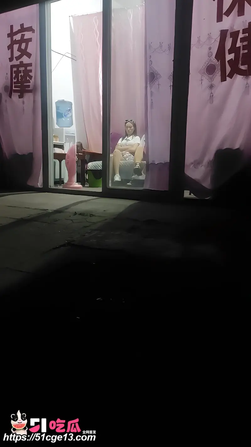 城中村嫖娼偷拍 花式猛干JK制服少妇 压在身下多姿势打桩狂草 被干到失神! 图3