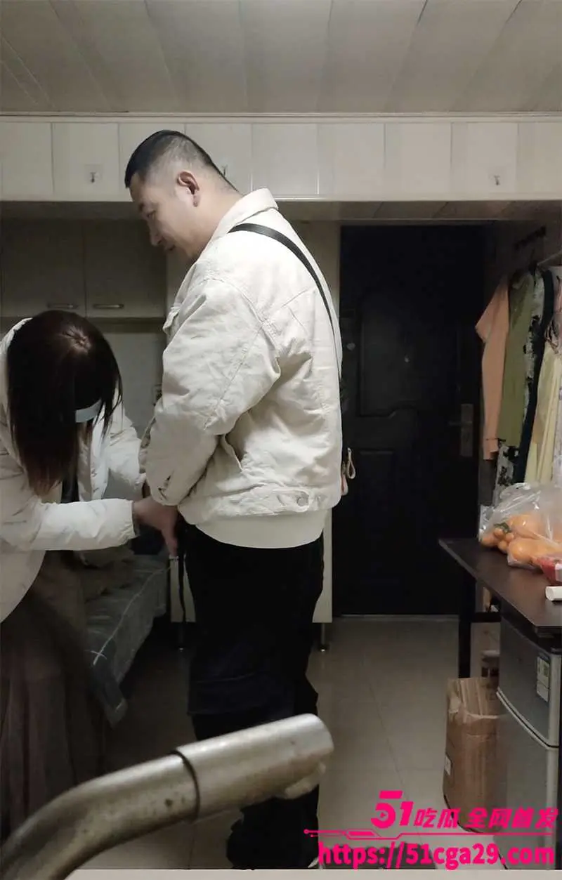 南京红姐事件之秒射哥 红大爷刚给口硬 掀裙撅臀准备大干一场 哥们竟然不到一分钟就射了? 图1