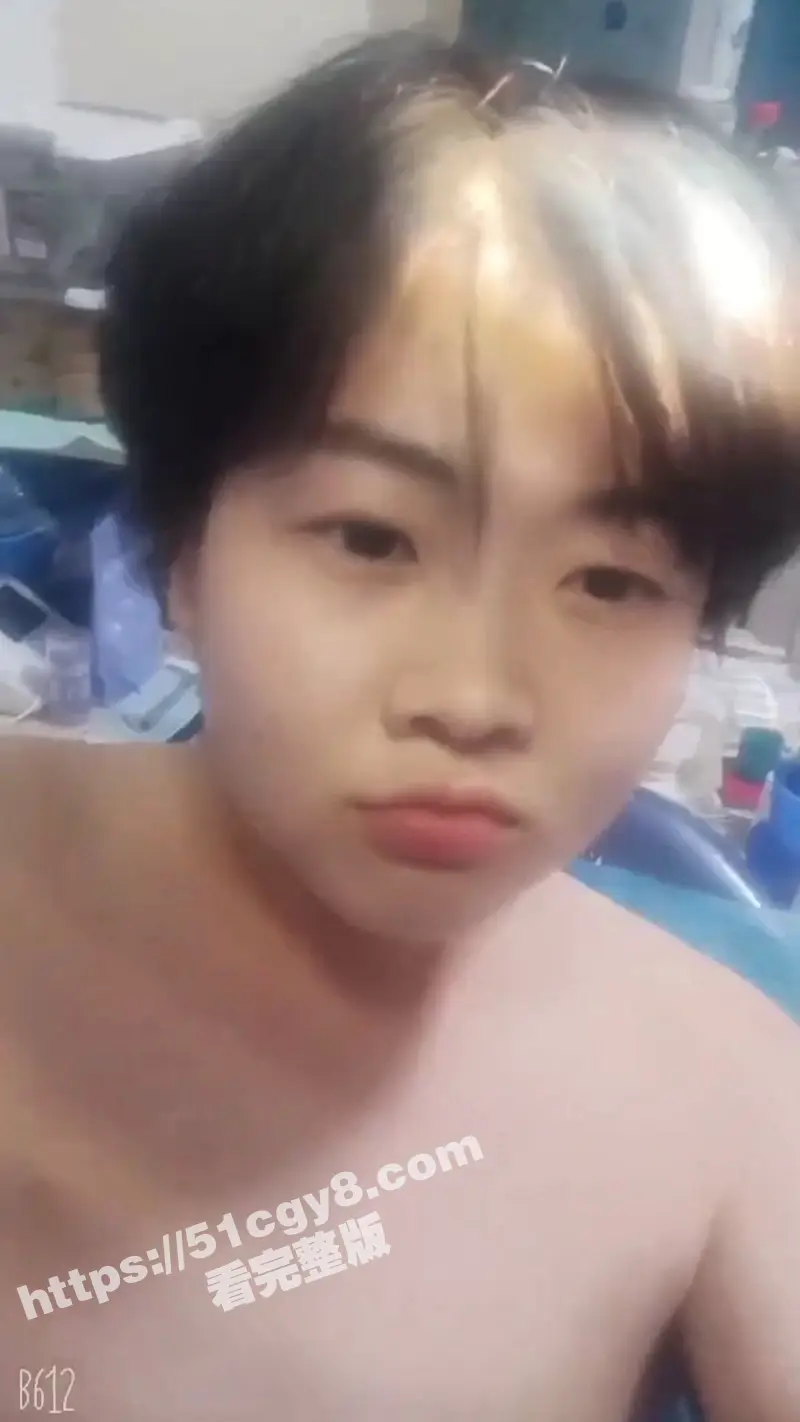 猎奇重口慎入 人妖变性自己动手切掉JJ 切除后对着自己的二弟口交做最后的告别 这TM真够变态啊！ 图4