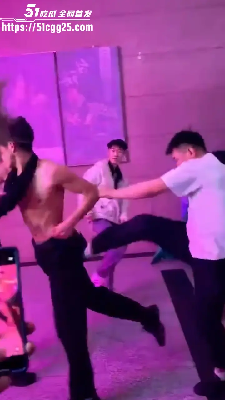 精神小伙1v3街头群殴 拳打脚踢狂暴输出 三人围殴瞬间被干翻 女友劝架惨遭一记摆拳 现场堪比古惑仔! 图4