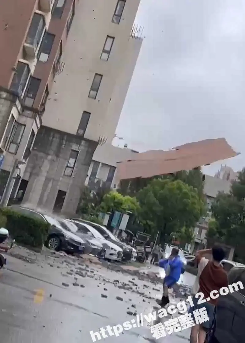 台风天意外收获！狂风暴雨中小情侣窗前激战被抓拍！台风来袭也就只能在家打打炮了 图1