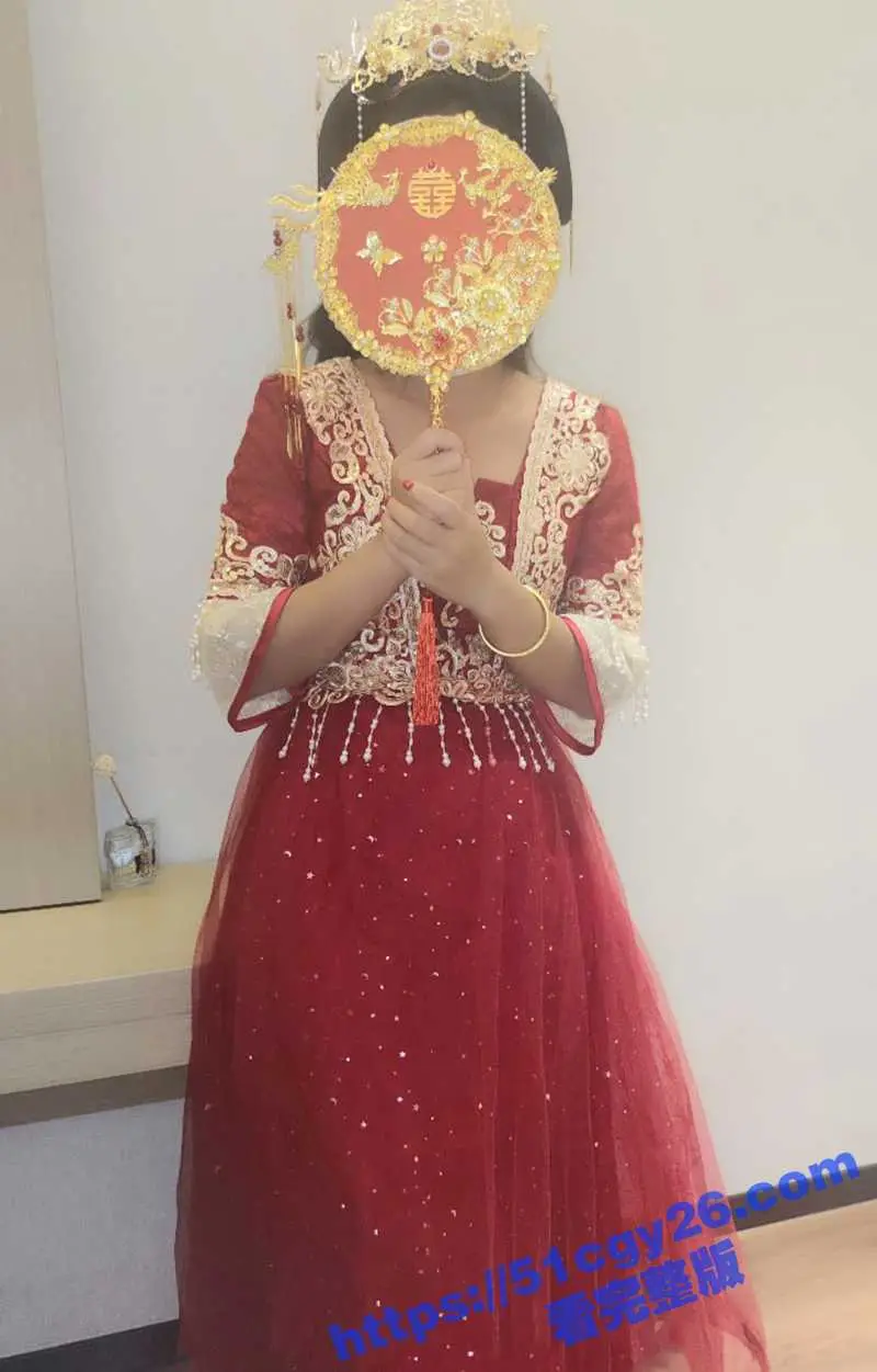 海角乱伦大神 孤儿日寡母 新作 新娘秀禾服返场 老妈又为大屌儿子当了一宿新娘! 图3