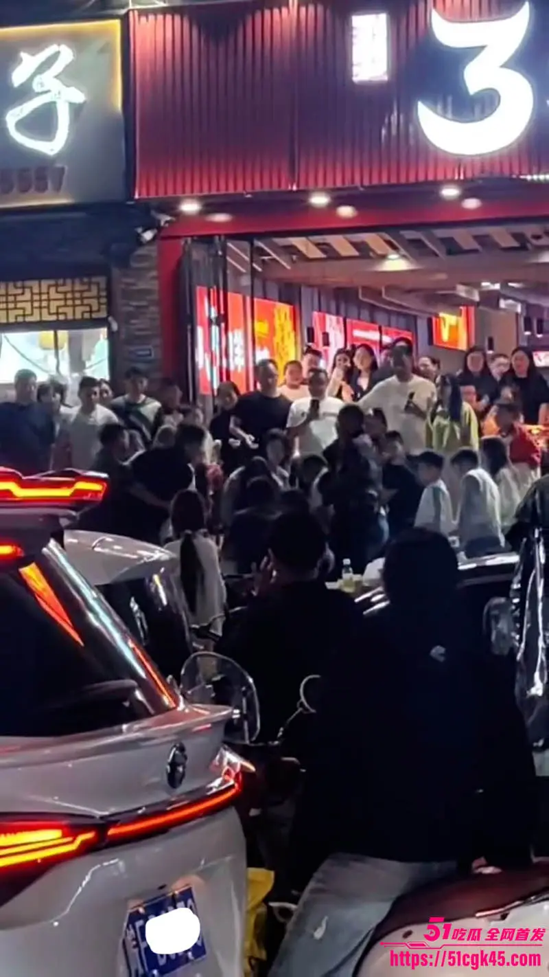 安徽淮北炸锅！女子怒怼邻桌抽烟 动手打人反被狂揍 电话召援兵群殴乱战 多人血溅当场！ 图2