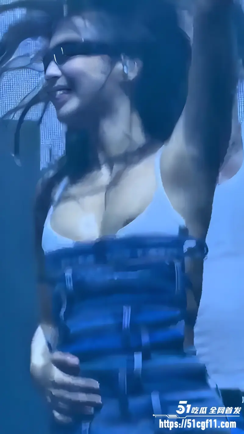 BLACKPINK成员 金珍妮 音乐节再度走光 舞台表演卖力热舞 衣服滑落乳头乍现！ 图8