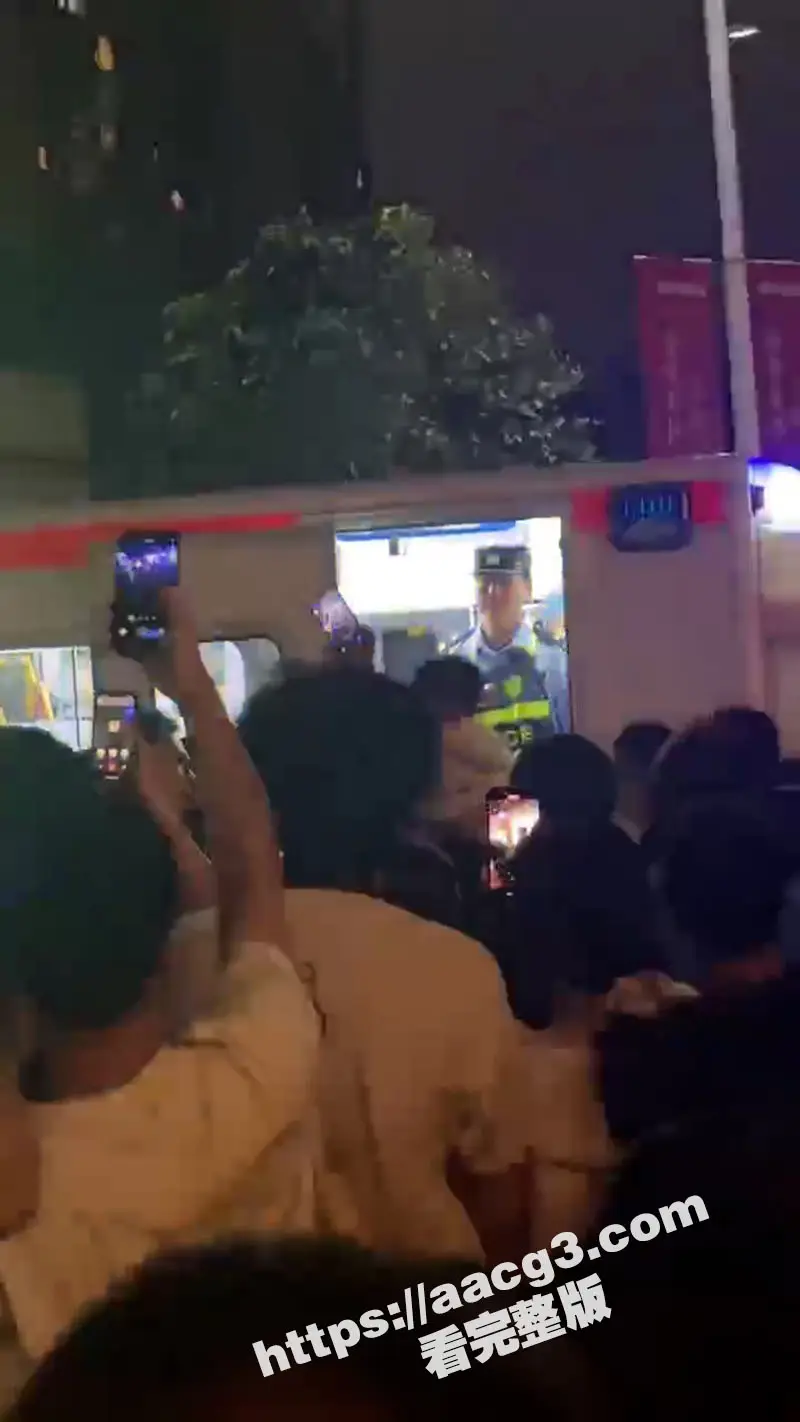 广东珠江铂世湾保安殴打业主惹民愤 打人者被关在救护车里不给走 数百业主包围救护车讨说法 图1
