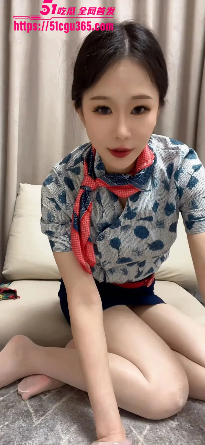 东航极品空姐 宵夜 金主付费定制私密视频流出 上演制服诱惑肉丝玉腿 跳蛋阳具淫荡自慰 画面香艳诱人! 图2
