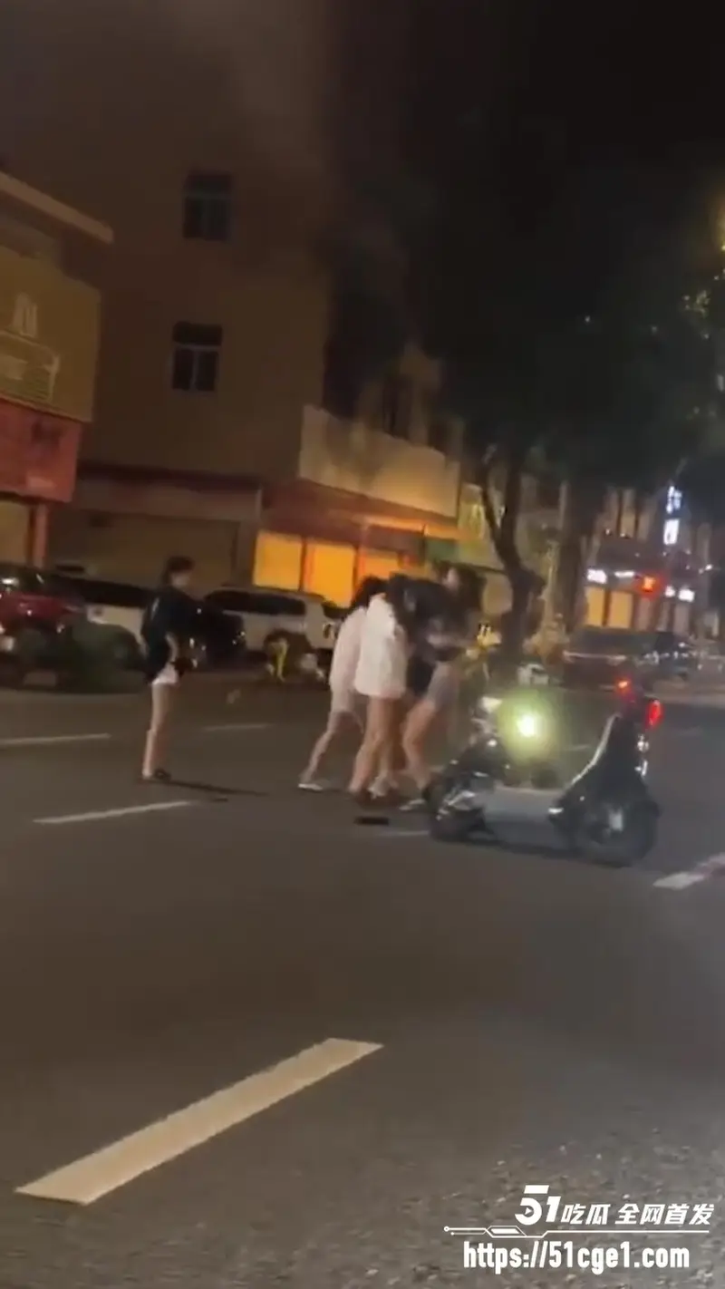 精神小妹街头冲突现场 衣服撕裂大长腿全露 身材惊艳火辣太养眼！ 图1