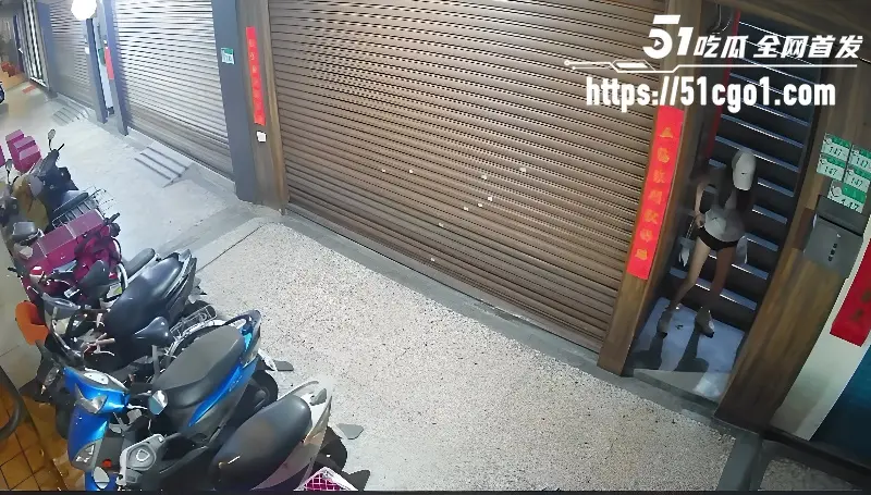 小仙女楼梯口拉屎现场 监控拍下全过程 外表清纯行为却如此下流 图5