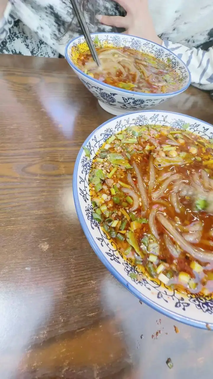 51原创小姨子的秘密 小姨子吃完酸辣粉奖励姐夫 让姐夫后山上肉棒猛插嫩穴 翘臀满满接下姐夫的精液! 图3