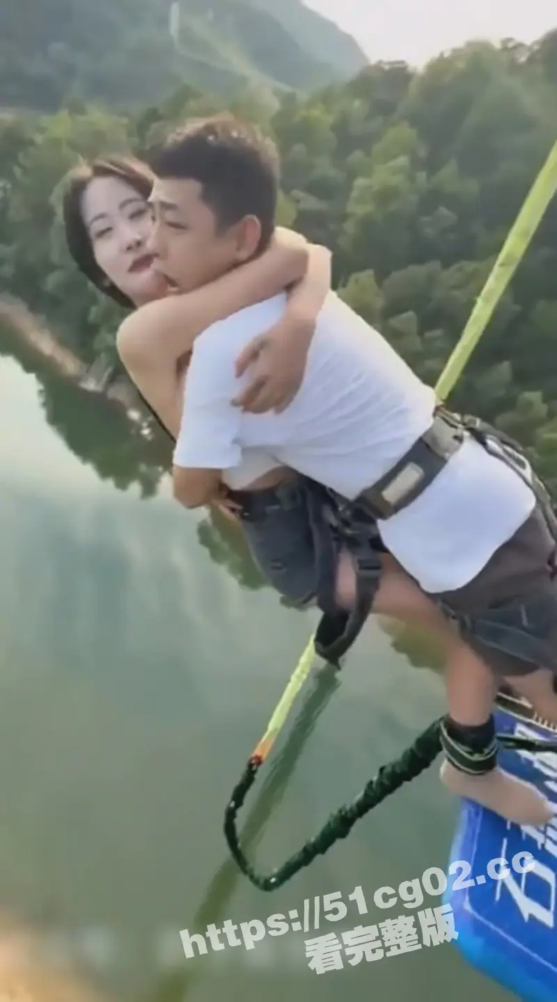 蹦极陪护媛来了！景区推出蹦极陪跳援 看美女身材和颜值价格不同 真长见识了！ 图2