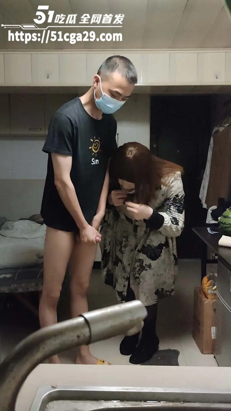 南京TS伪娘阿红 西瓜哥 炎炎夏日为红姐带来了一丝清凉 刚口交到一半 情到深处激烈热吻! 图5