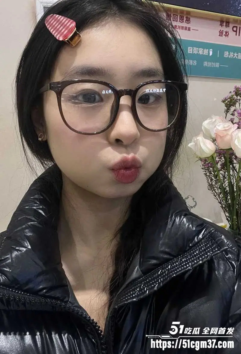 济南美女大学生跟男友甜蜜车震 揉奶玩到性起 酒店开房干到飞起 图2