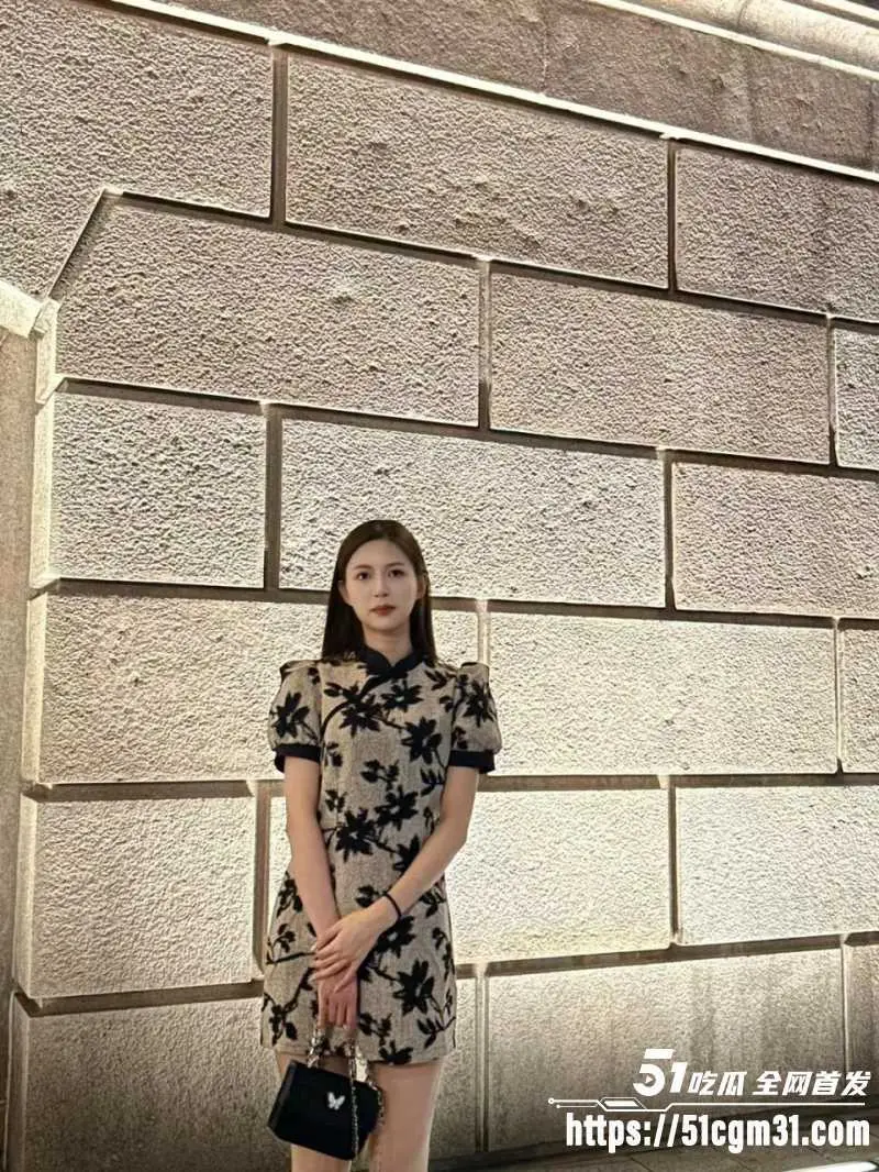 广东大学 周晓恩 性爱视频泄露 身着黑丝自慰口交挑逗 被大屌猛操 下贱到爆！ 图2