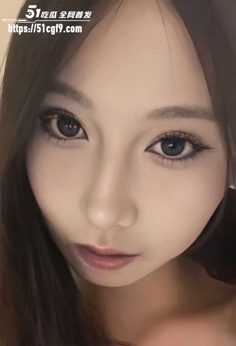 湖北美女大学生 蒋佳玉 露脸网调扮母狗 脱衣揉奶掰穴自慰 被男友扛腿狠操 图2