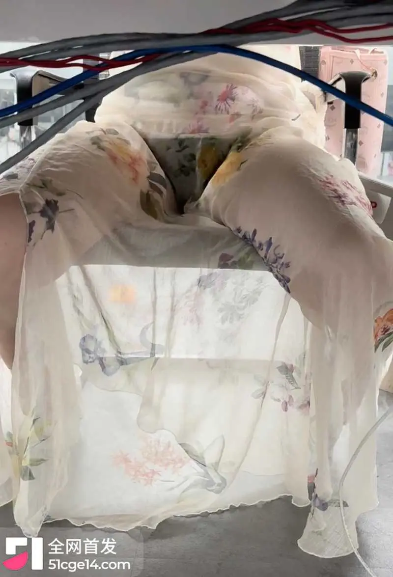 邪恶瓜友桌下偷拍女同事走光 性感花裙透出蕾丝内裤 美腿张合扣揉嫩穴 无意识发骚最撩人 图3