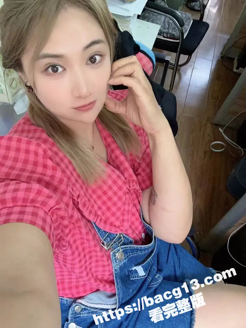 独家曝光!金主一月3万包养的巨乳少妇母狗 M属性严重 每天给金主发自慰小视频 十分的淫荡 图2